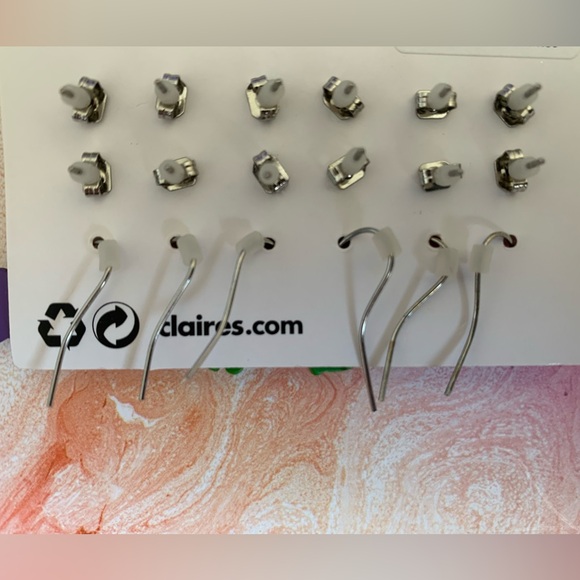 New Claire’s Spooky Glow-in-the-Dark Halloween Earrings Set - Picture 7 of 7